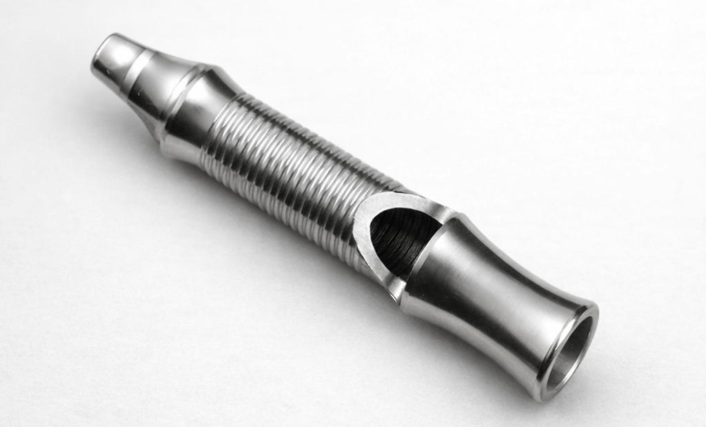 Wenn man mit Pfeife arbeitet, will man kein Hightech-Gedöns, sondern ein klares Signal, das immer gleich klingt. Genau dafür nutze ich die. Und wie immer gilt: Die Pfeife ist nicht der Zauberstab – der Rückruf entsteht im Training. 😉