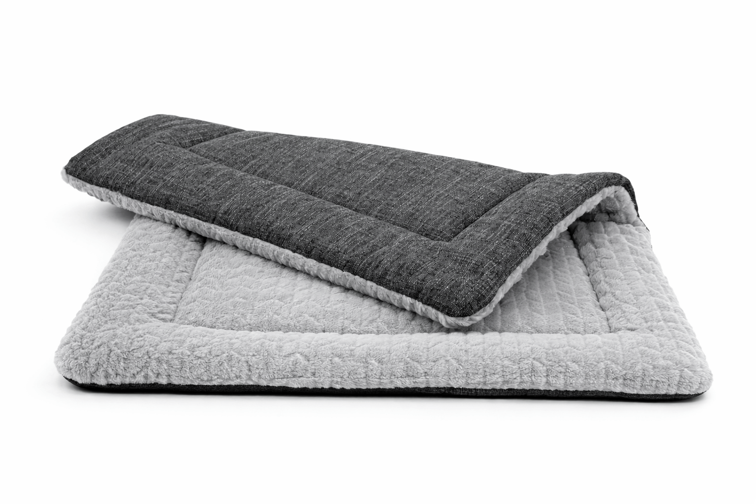 Hundedecke<br />
Ganz ehrlich: Ich wollte einfach eine Decke, die gemütlich ist, was aushält und nicht nach zwei Wochen aussieht wie ein Handtuch. Die hier nutze ich für meine beiden Racker – beidseitig nutzbar, ordentlich gepolstert, alltagstauglich. Ganz klare Empfehlung, weil einfach gut.